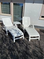 Zwei Gartenliegen mit Tisch weiss Kunststoff gebraucht