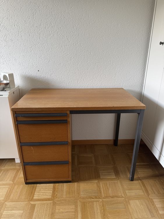 Scrivanie: Vintage Holz Schreibtisch mit Schubladen – Usato da Aarburg venduto da Spiderandman