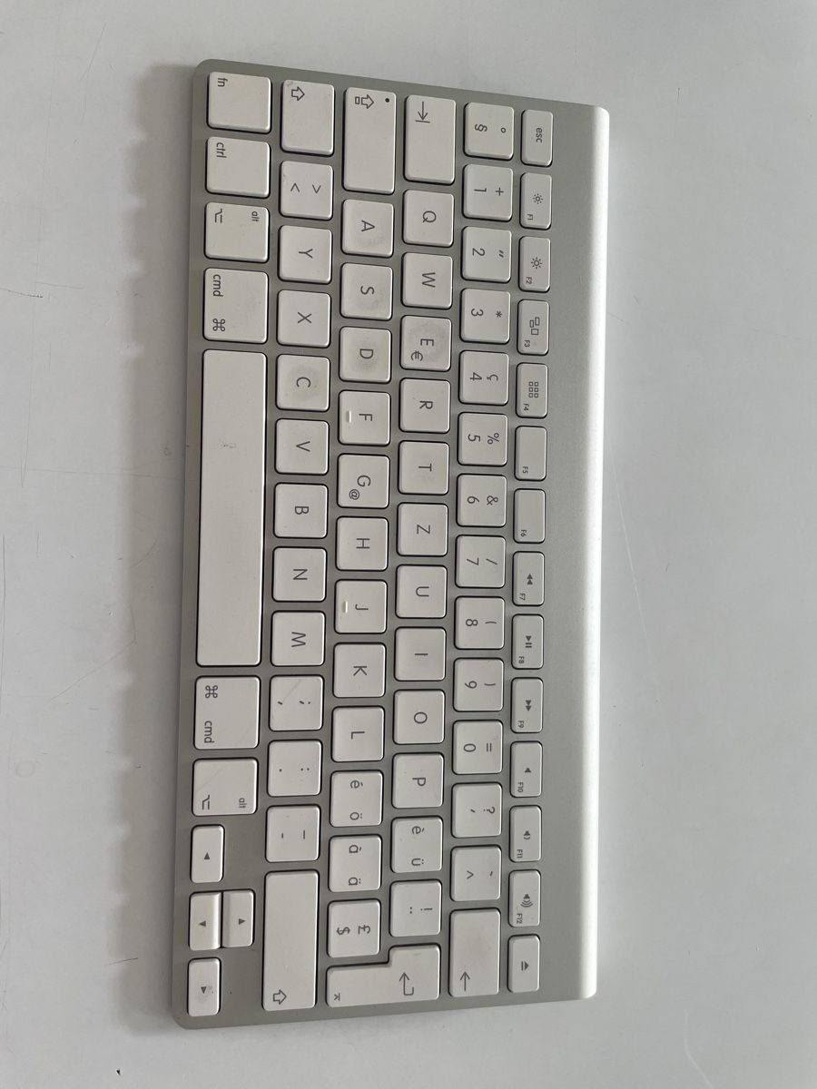 Apple Tastaturen: Apple Tastatur Batterie – Defekt aus Basel von car_bgg7