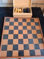 Schachspiel mit Brett und Holzkassette, 32 Figuren, Holz