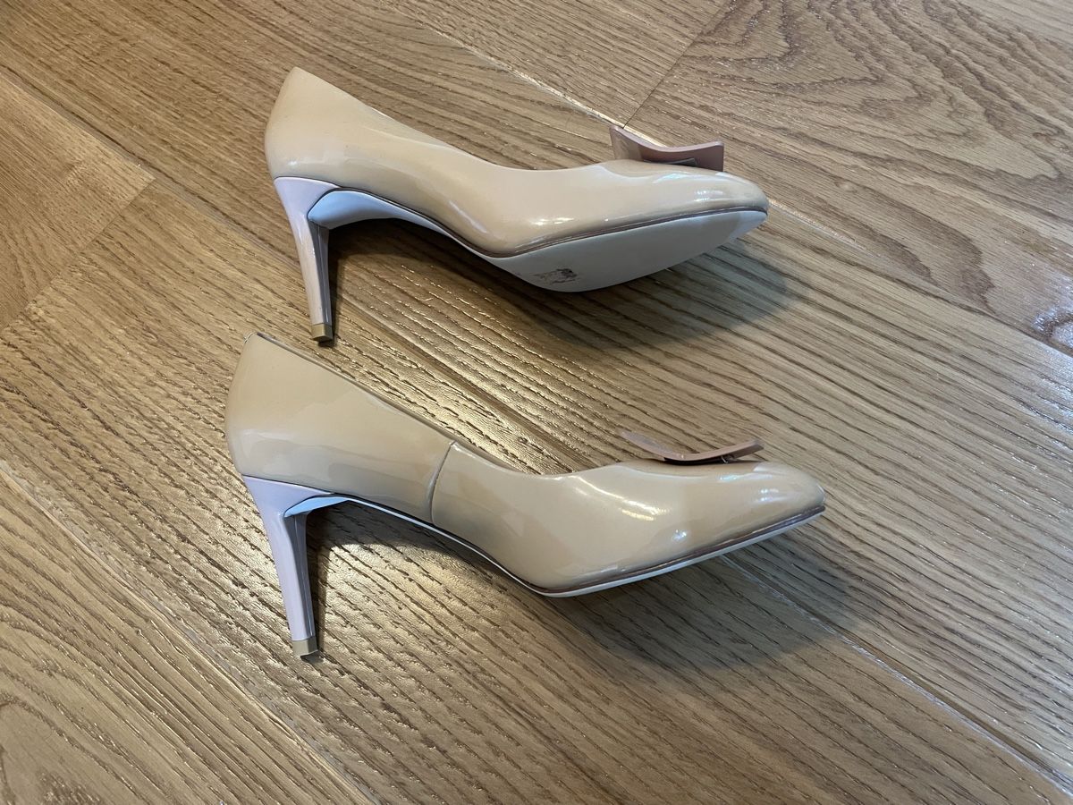 Scarpe da donna: Beige Lackleder Pumps Venilla Suite – Nuovo (secondo la descrizione) da Männedorf venduto da primavera22 4