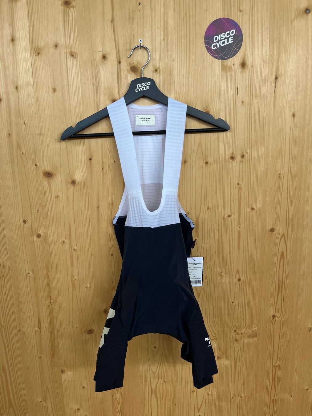 Pas Normal Studios Pantaloni: % Pas Normal Studios Women's PAS Mechanism Pro Bibs - S – Nuovo e nell'imballaggio originale da Bern venduto da Disco_Cycle
