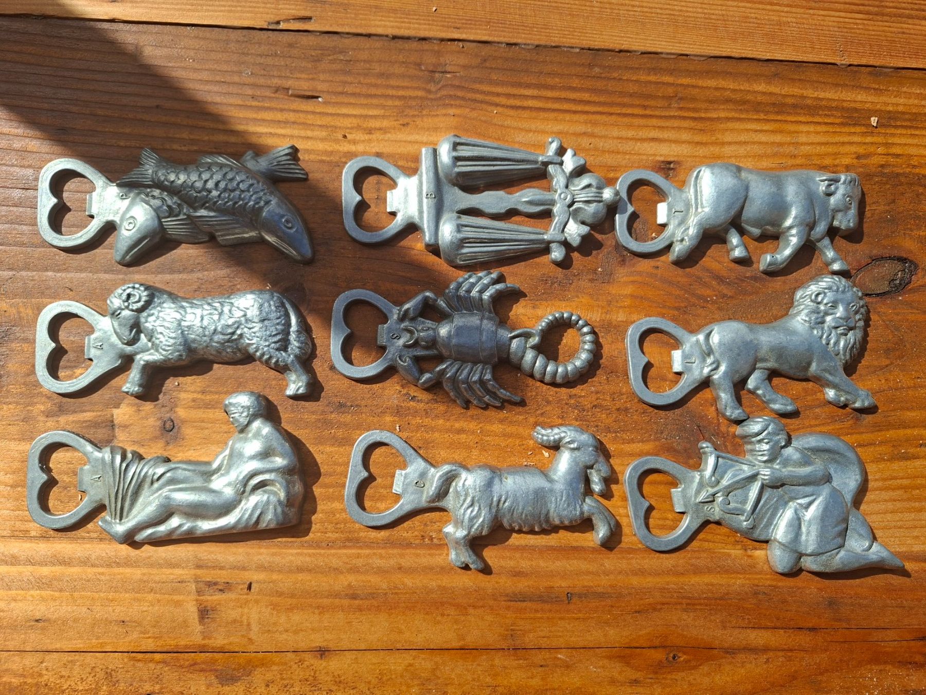 Tutte le decorazioni: 9 Flaschenöffner Sternzeichen Set Metall gebraucht – Usato da Schaffhausen venduto da meteor7 1