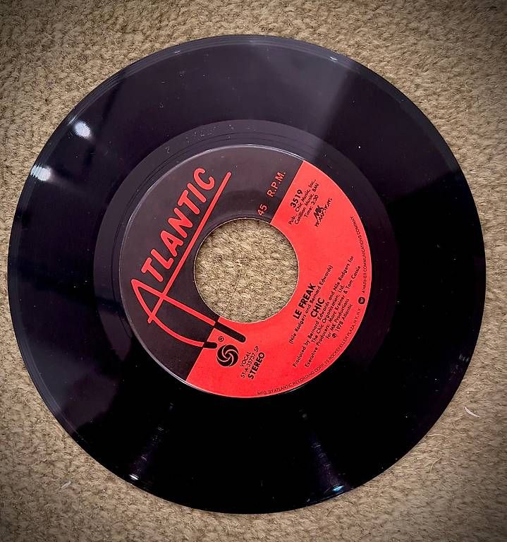 Dischi in vinile: Disco 45 CHIC Le Freak 1978 Vintage – Usato da Paradiso venduto da andrealugano 2