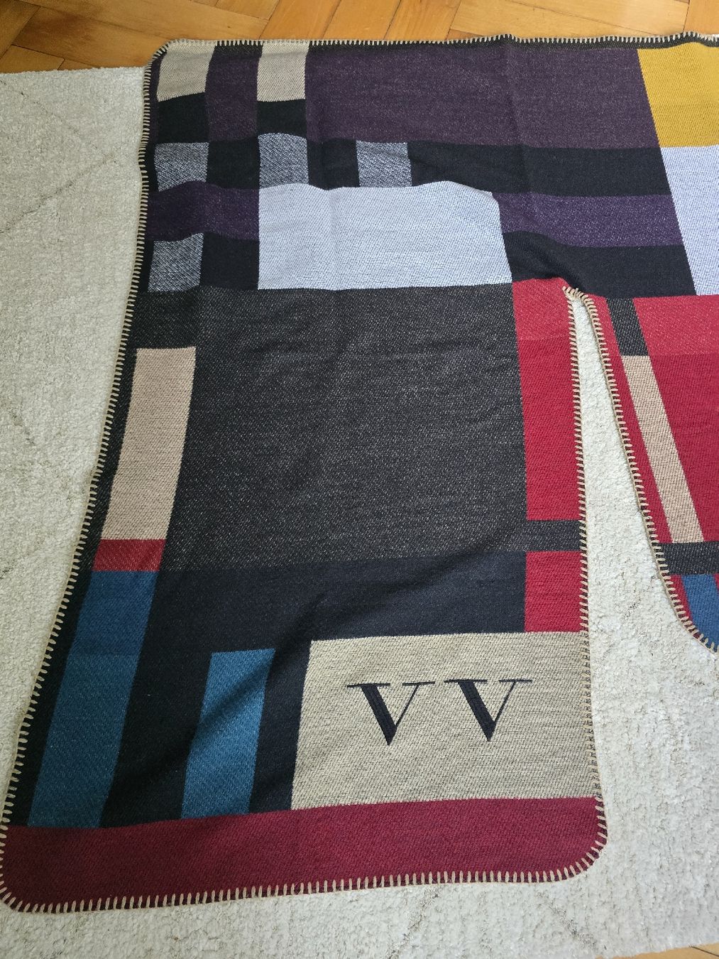 Jacken: Trendiger Herbst-Poncho mit Monogramm - Kuschelig & Warm! – Gebraucht aus Zürich von nara13 4