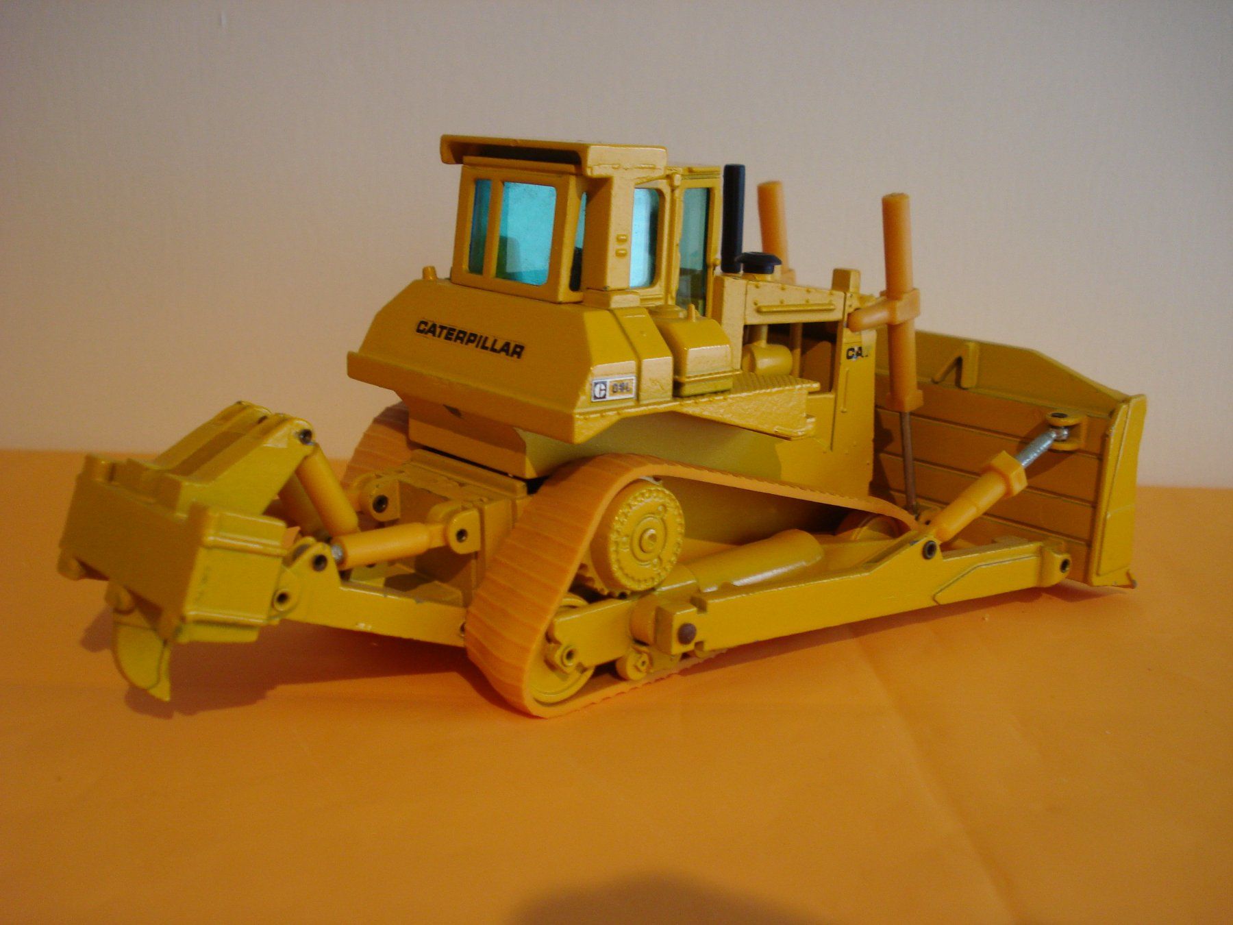 Caterpillar Modellbausätze & Standmodelle: CAT D 8 L Kettendozer – Gebraucht aus Mitlödi von worker04 1