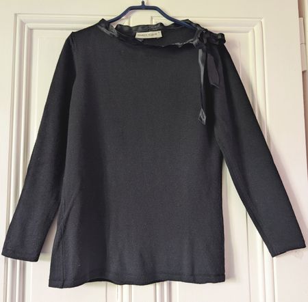 MARINA RINALDI : Elégant pull noir avec nœud en satin S