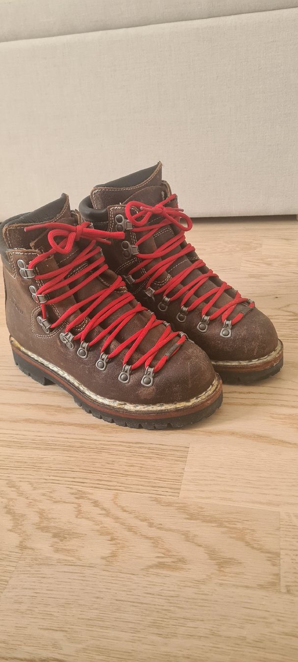 Scarpe da donna: Handcrafted women's hiking boots by Gronell – Nuovo (secondo la descrizione) da Zürich venduto da sut_6hqn