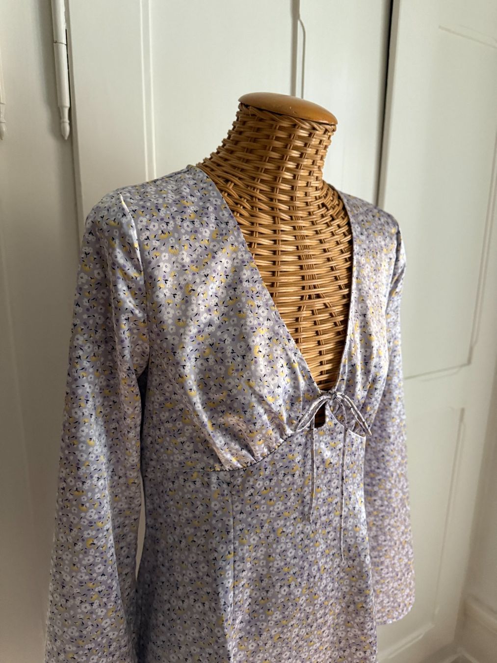 H&M Robes: Satin Kleid flieder geblümt 38 – D'occasion à Zürich par Diazaio 1