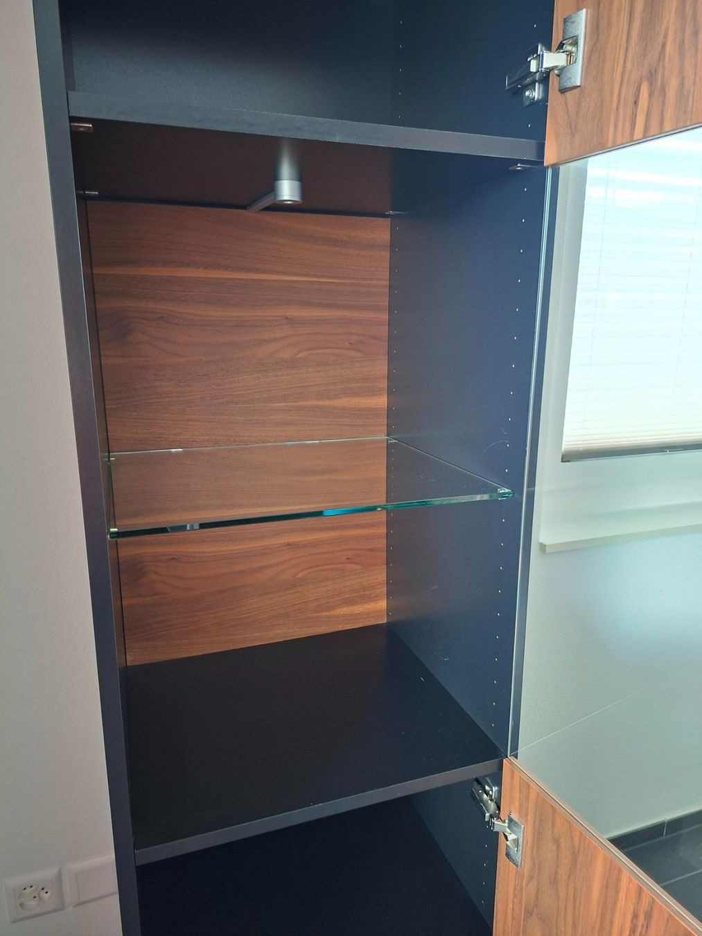 Vetrine: Vitrine - Holz in Nussbaum / Schwarz – Usato da Dielsdorf venduto da Elex1 2