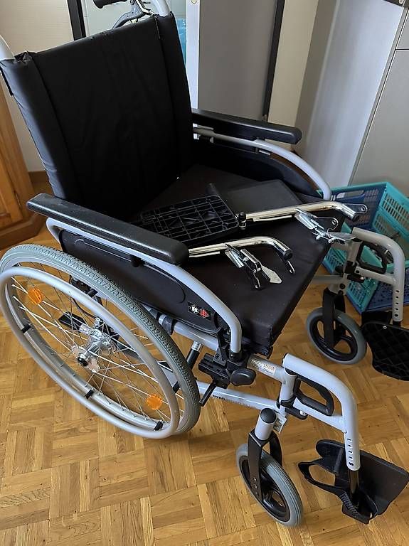 Chaises roulantes: Rollstuhl mit Sitzkissen  – D'occasion à Marthalen par 8450andelfingen 2