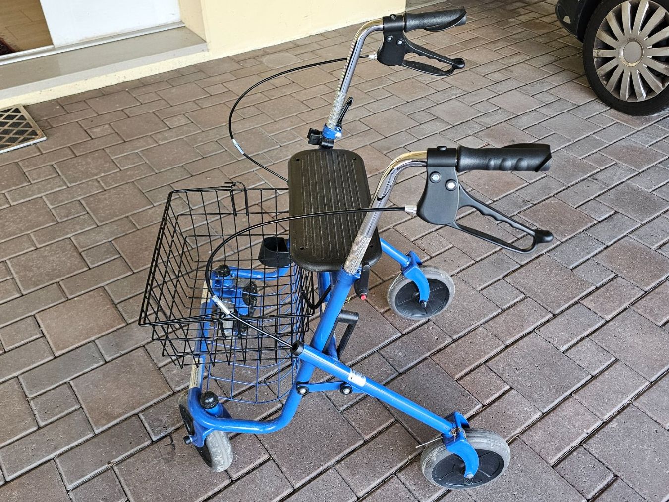 Gehhilfen: Rollator mit Sitz und Korb – Gebraucht aus Sugiez von Elyriah