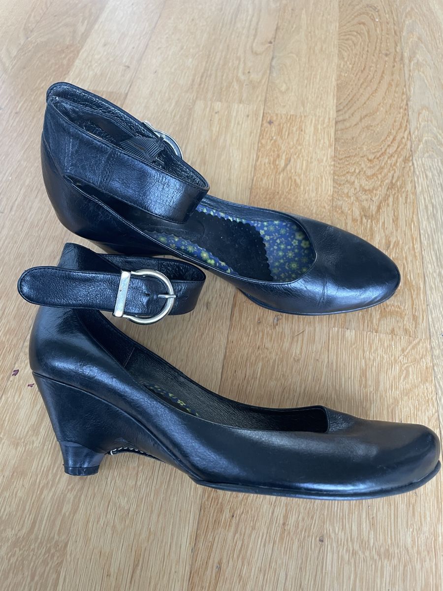 Scarpe da donna: Handgefertigte Schuhe (Spanien) 37 – Usato da Murten venduto da bobby99777744