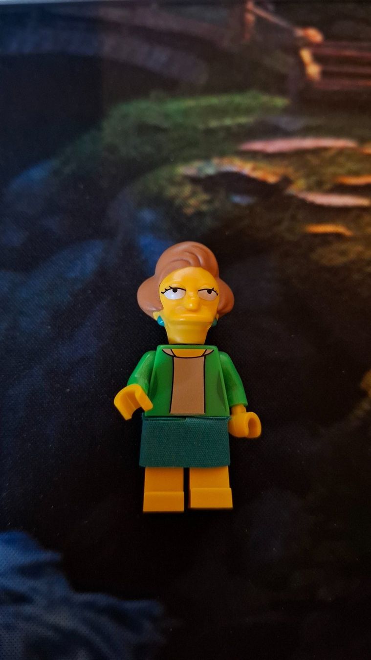 Lego Giocattoli: Lego Mini Figur Edna Krabappel – Usato da Brünisried venduto da san_74_bu