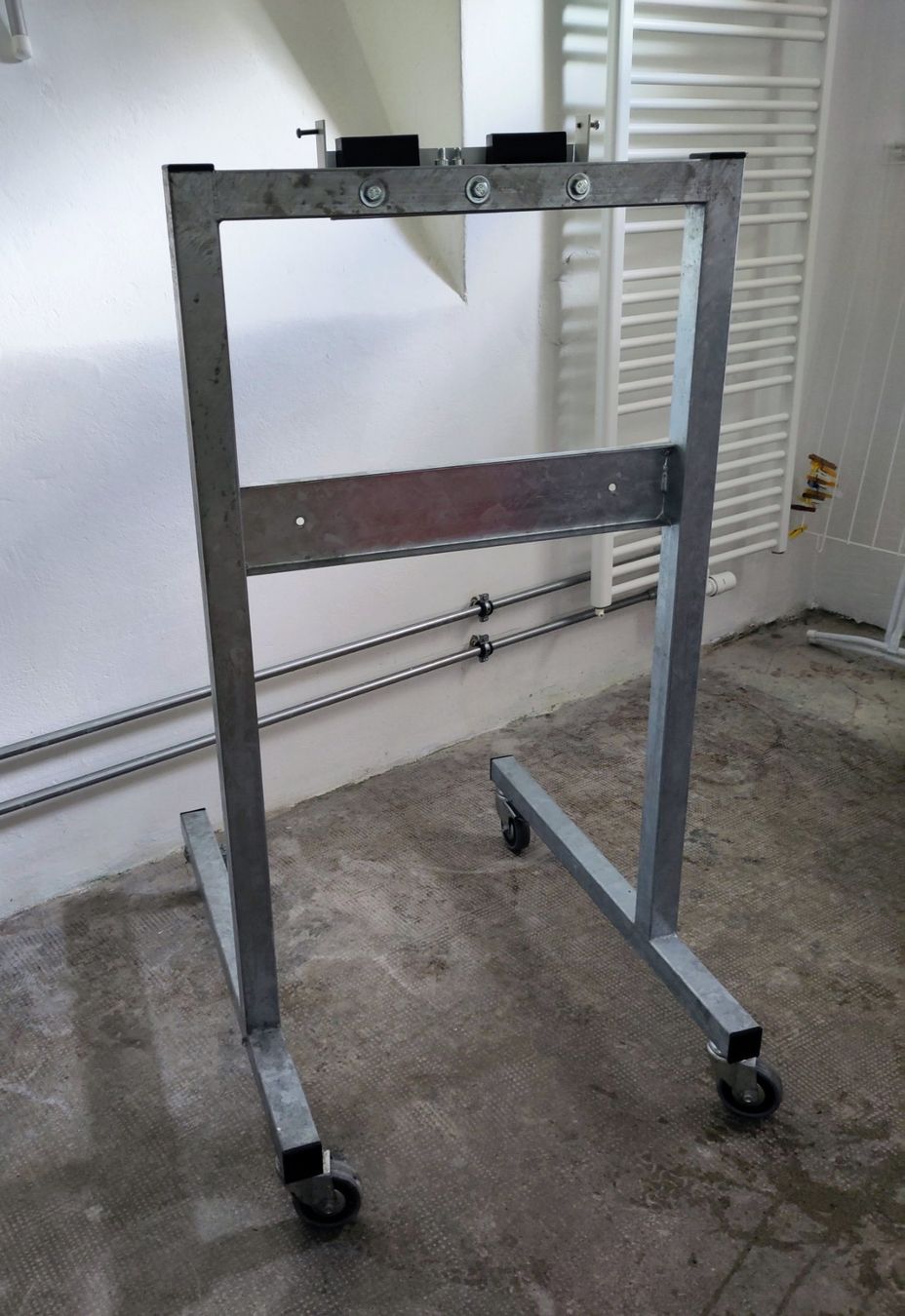 Sonstiges zu Optik: Support à roulettes métallique pour fixer un Secomat – Gebraucht aus Cormoret von vote1881 1