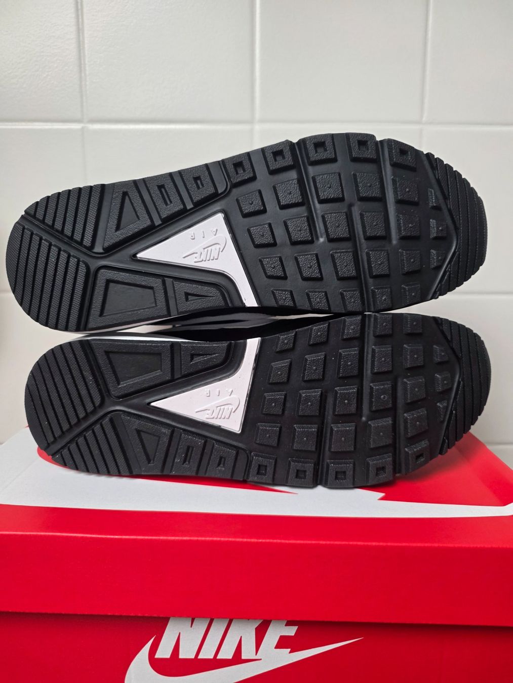 Nike Herrenschuhe: Nike Air Max IVO – Neu und originalverpackt aus Fleurier von dav_xx8y 5