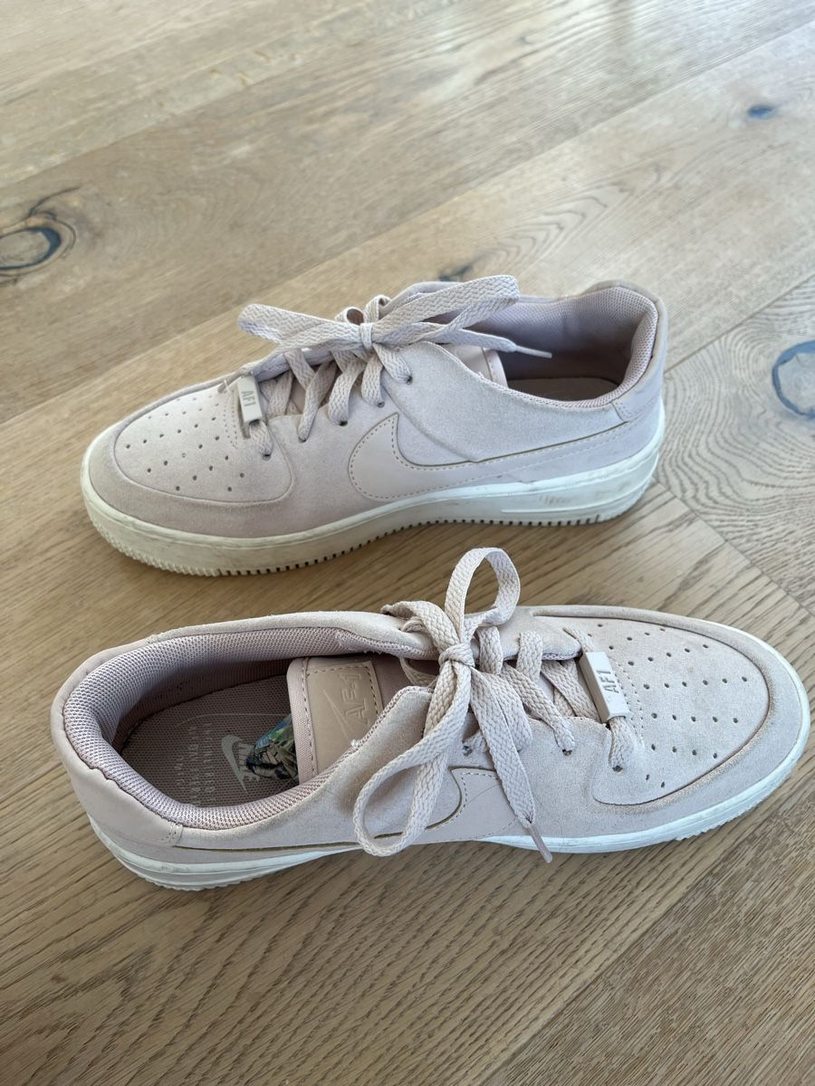 Nike Scarpe da donna: Nike AirForce 1 Altrosa Gr. 39 – Usato da Weesen venduto da Srm0 2
