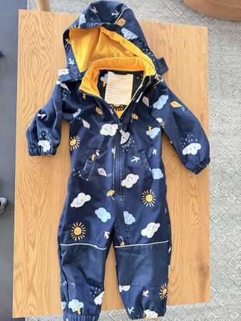 Kinder Outdoor-Bekleidung: Jacke, Einteiler, Regenhose