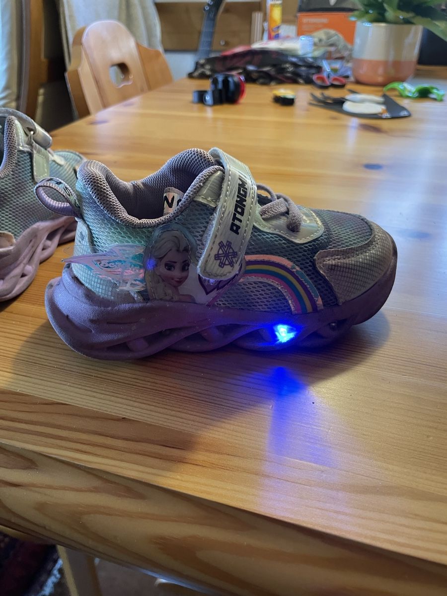 Scarpe per ragazze: Frozen Schuhe mit Licht, Gr. 25. – Usato da Zermatt venduto da mar_f9v6 6