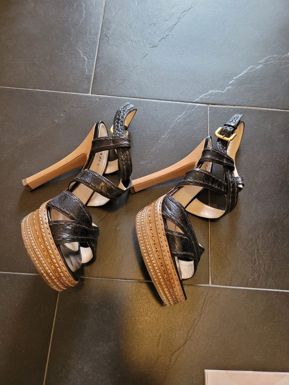Prada Damenschuhe: Original Prada Leder Sandalen schwarz Gr. 39 – Gebraucht aus Bern von Stelllllla