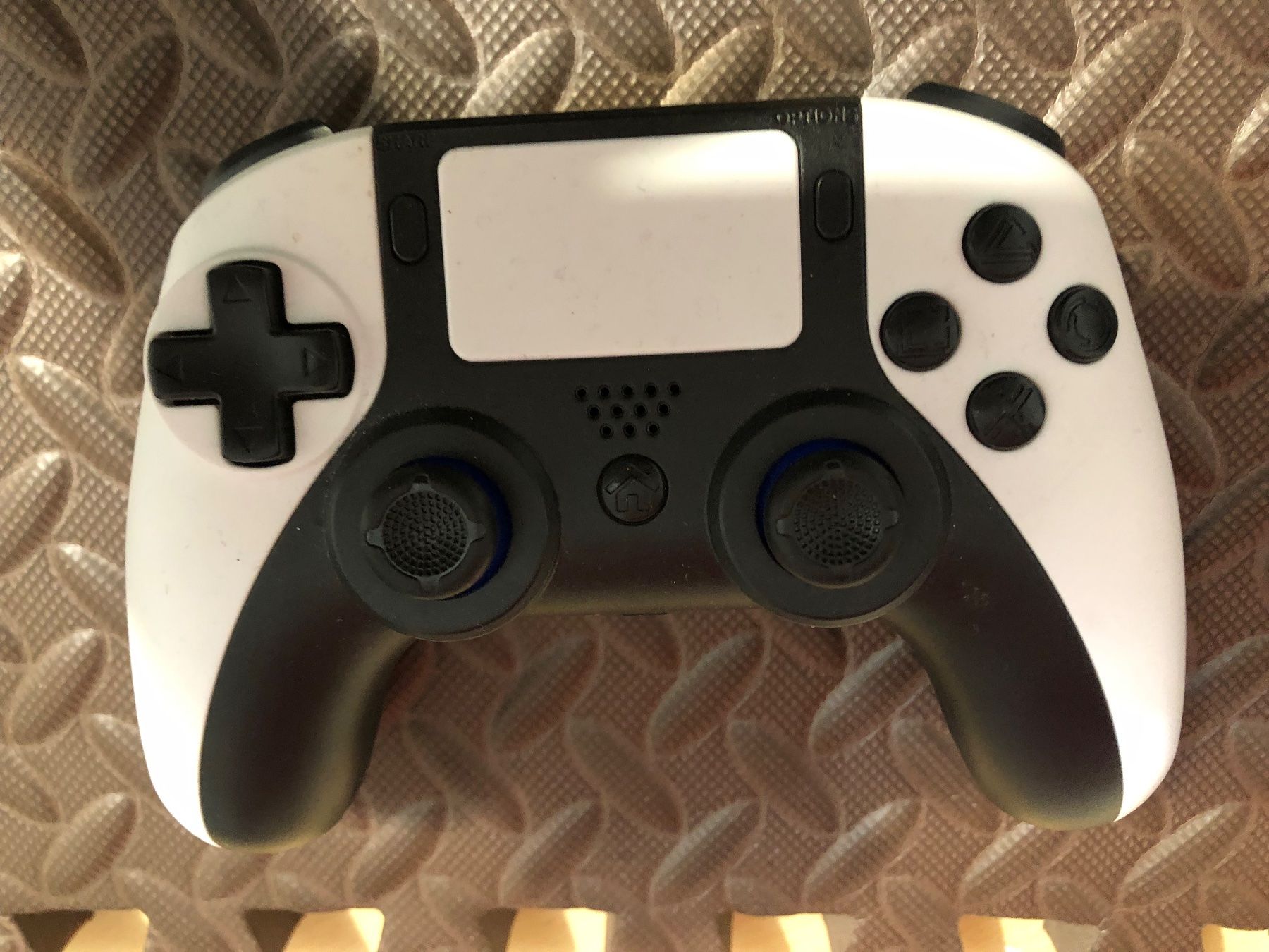 Controller: PS4 Pro Controller – Usato da Bürglen TG venduto da Ryzen717 1