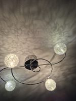 Deckenlampe mit 4 Kugeln, modern, schöner Leuchteffekt