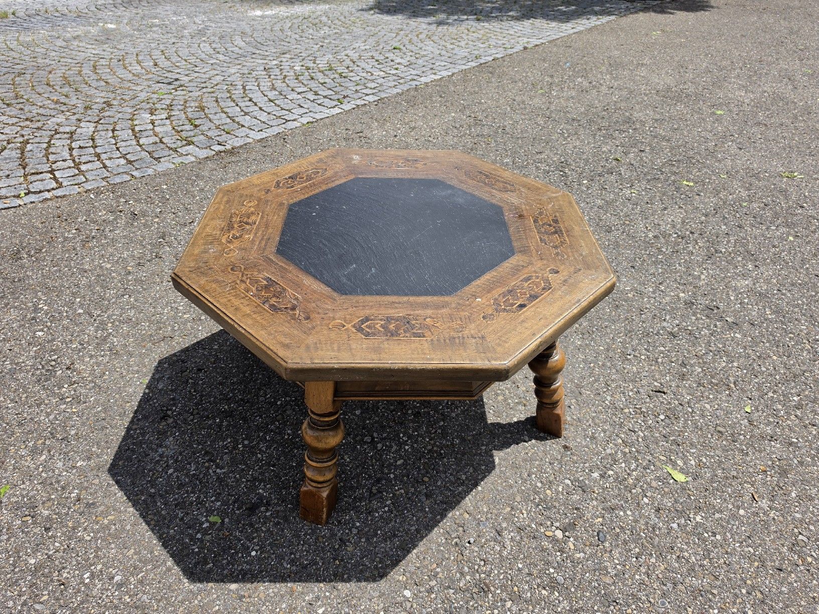 Tavoli: Antiker achteckiger Kaffee-/Beistelltisch mit Inlay, – Usato da Mettlen venduto da elios0888