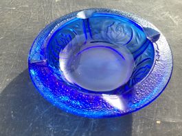 Aschenbecher Glas blau Rosenmotiv 