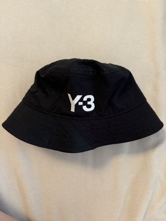 Y 3 hat