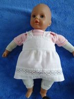 Puppenkleid Trägerschürze weiss mit Spitzenband, nostalgisch