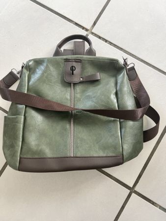 Damen Rucksack in Olivgrün, neuwertiger Zustand