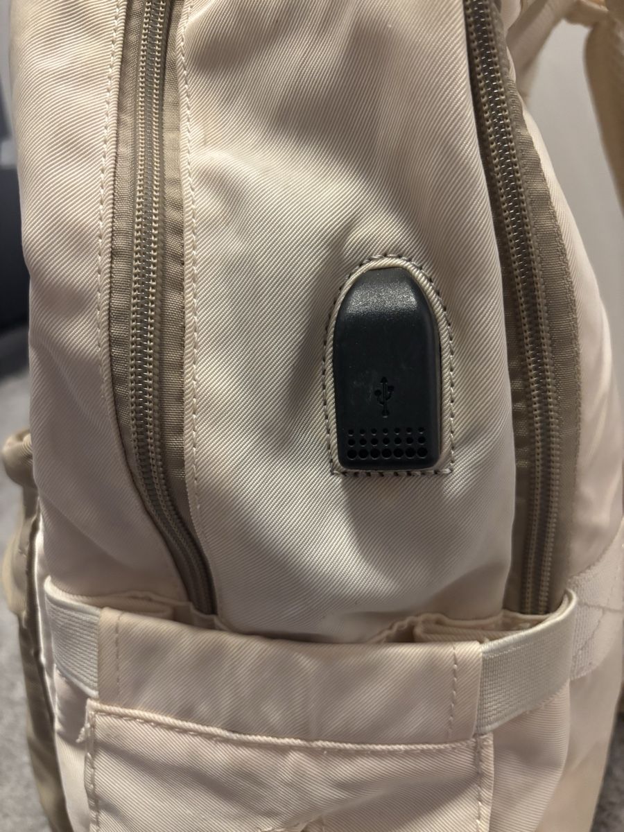 Zaini: Rucksack beige mit USB Anschluss – Usato da Winterthur venduto da van_8fsq 1