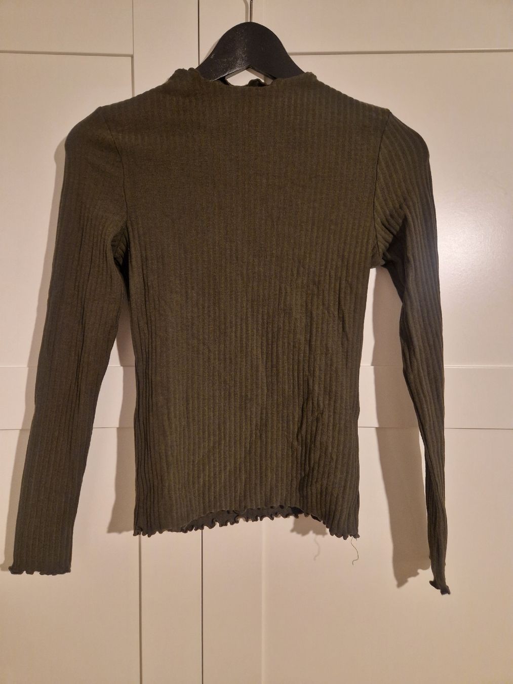 Only Maglioni & Felpe: Khaki Rippen-Oberteil mit Stehkragen, Langarm – Usato da Benken venduto da Carmen_9