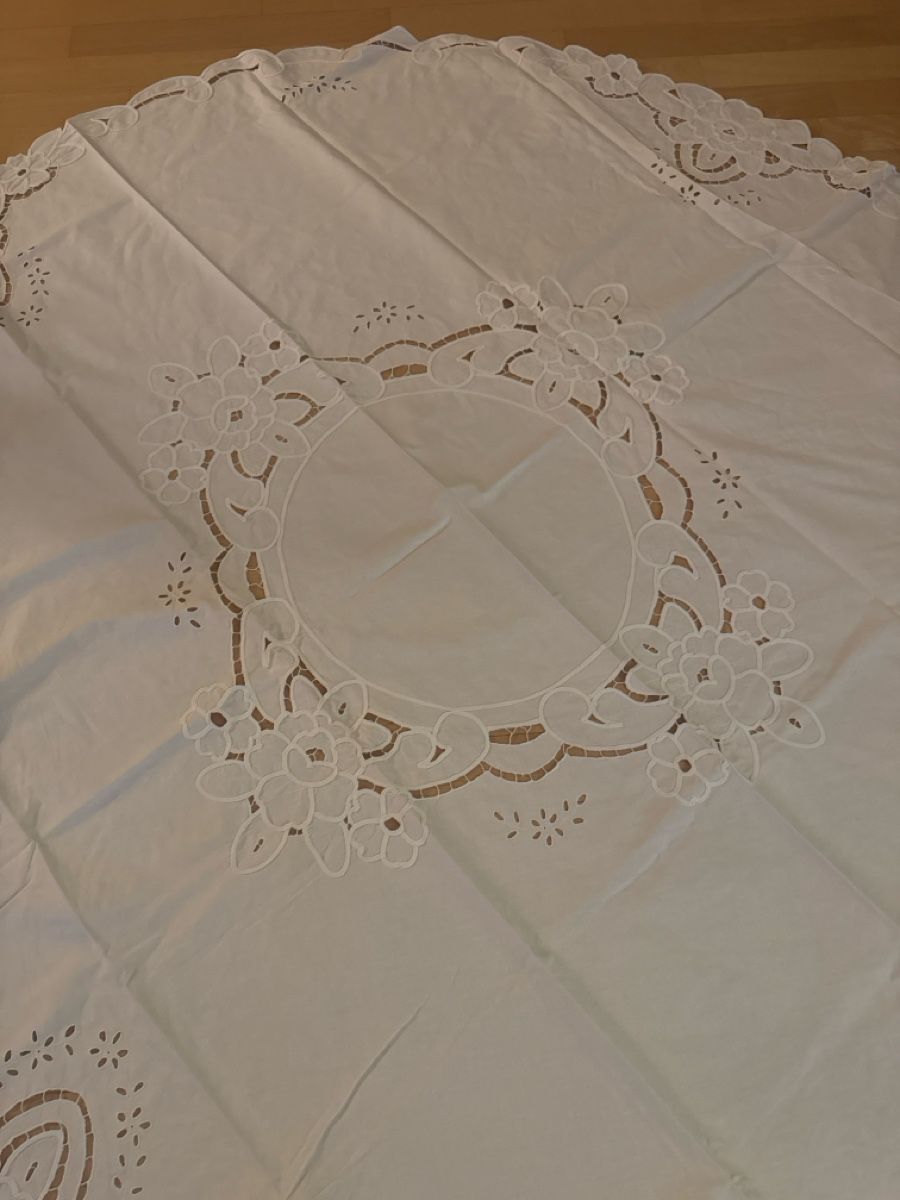 Sonstige Tischwäsche: Weisse Tischdecke mit Blumenmuster, Durchmesser 160cm – Gebraucht aus Abtwil SG von ale2002 1