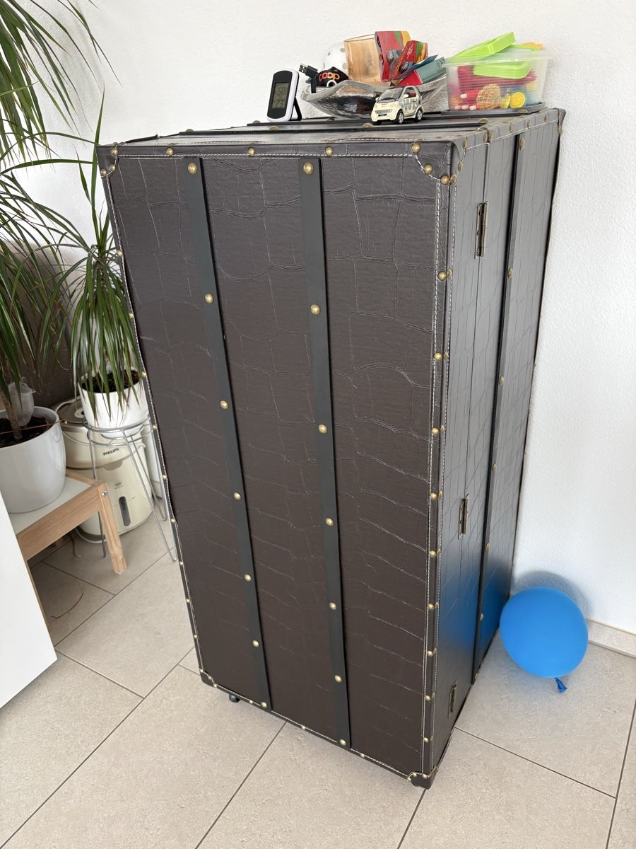 Regale: Barschrank, Kofferdesign, dunkelbraun – Gebraucht aus Kloten von Eilahtan77 1