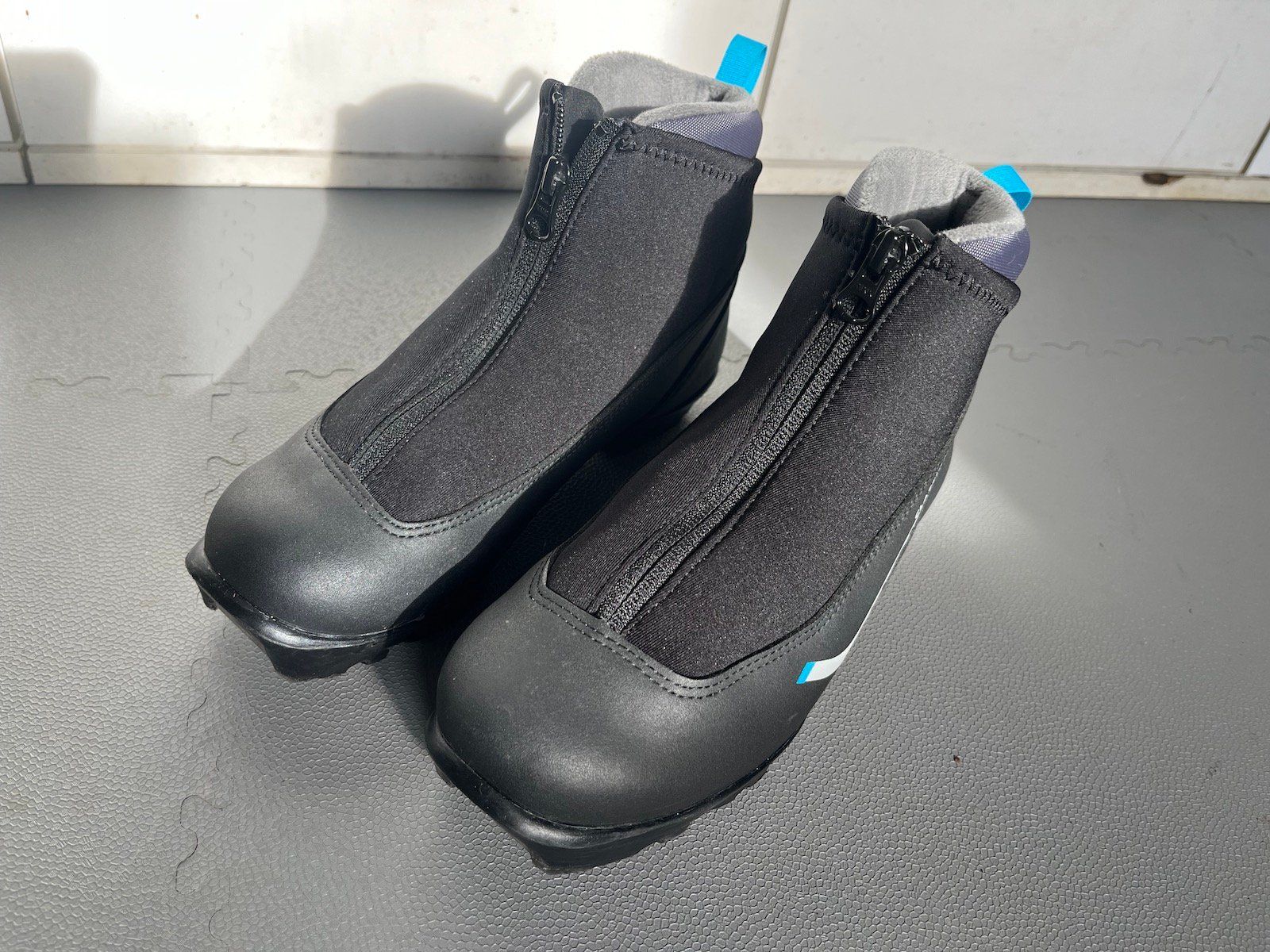 Decathlon Scarpe per ragazzi: Decathlon Kinder Langlaufschuhe Gr. 36 – Usato da Massongex venduto da thn311 1