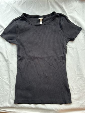 Schlichtes, schwarzes T-Shirt von H&M Basic, Grösse S.