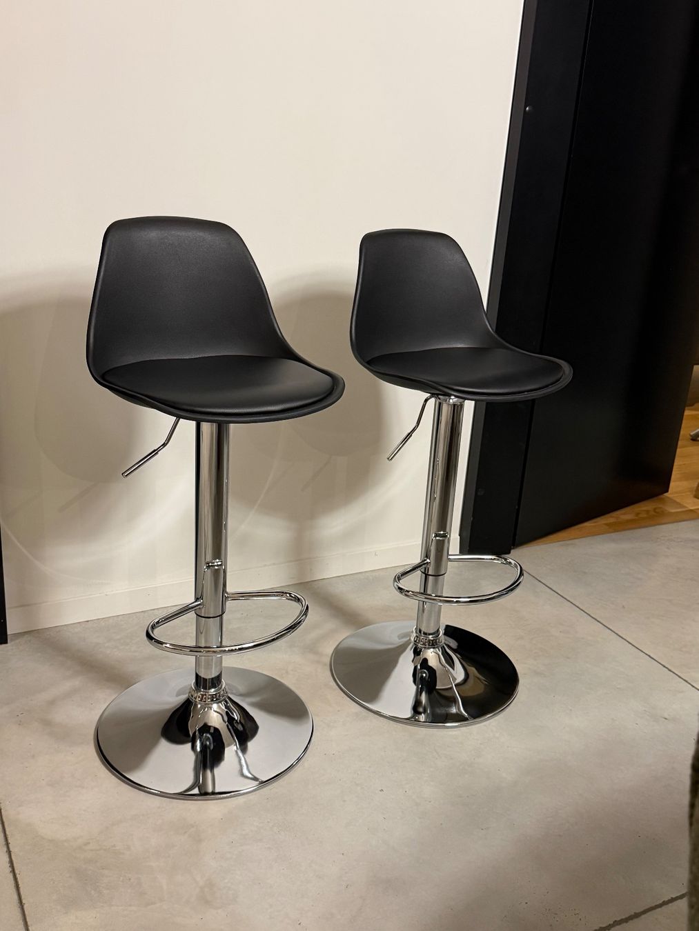 Conforama Hocker: Set of 2 Modern Black Bar Stools for Kitchen Counter – Neu und originalverpackt aus Bellinzona von Ajeti.mim