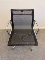 5 Vitra Eames Alu Chair EA 108 mit schwarzem Netzbezug