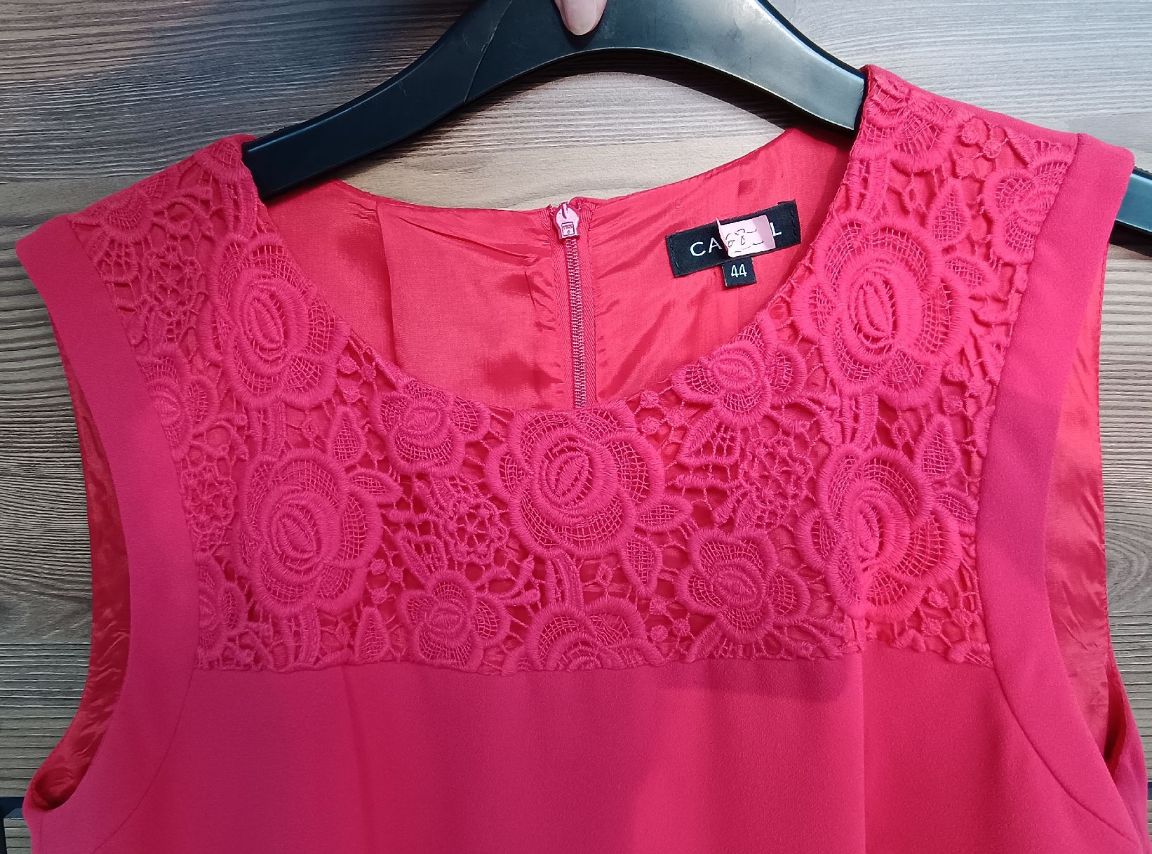 Caroll Vestiti: Robe Caroll taille 44 rouge comme neuve – Nuovo (secondo la descrizione) da Genève venduto da Brachiopode 6