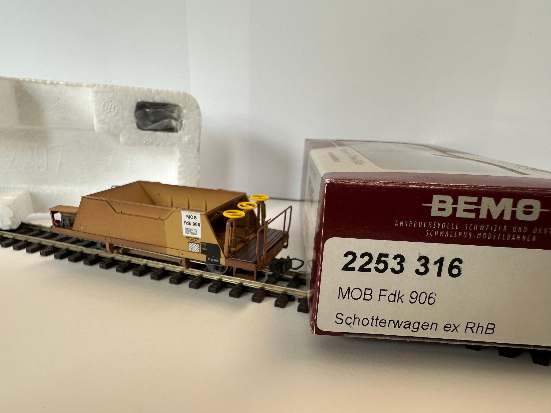 Bemo Modellini di ferrovie: Bemo - MOB Fdk 906 - Schotterwagen ex RhB – Nuovo e nell'imballaggio originale da Domat/Ems venduto da mmx4001 2