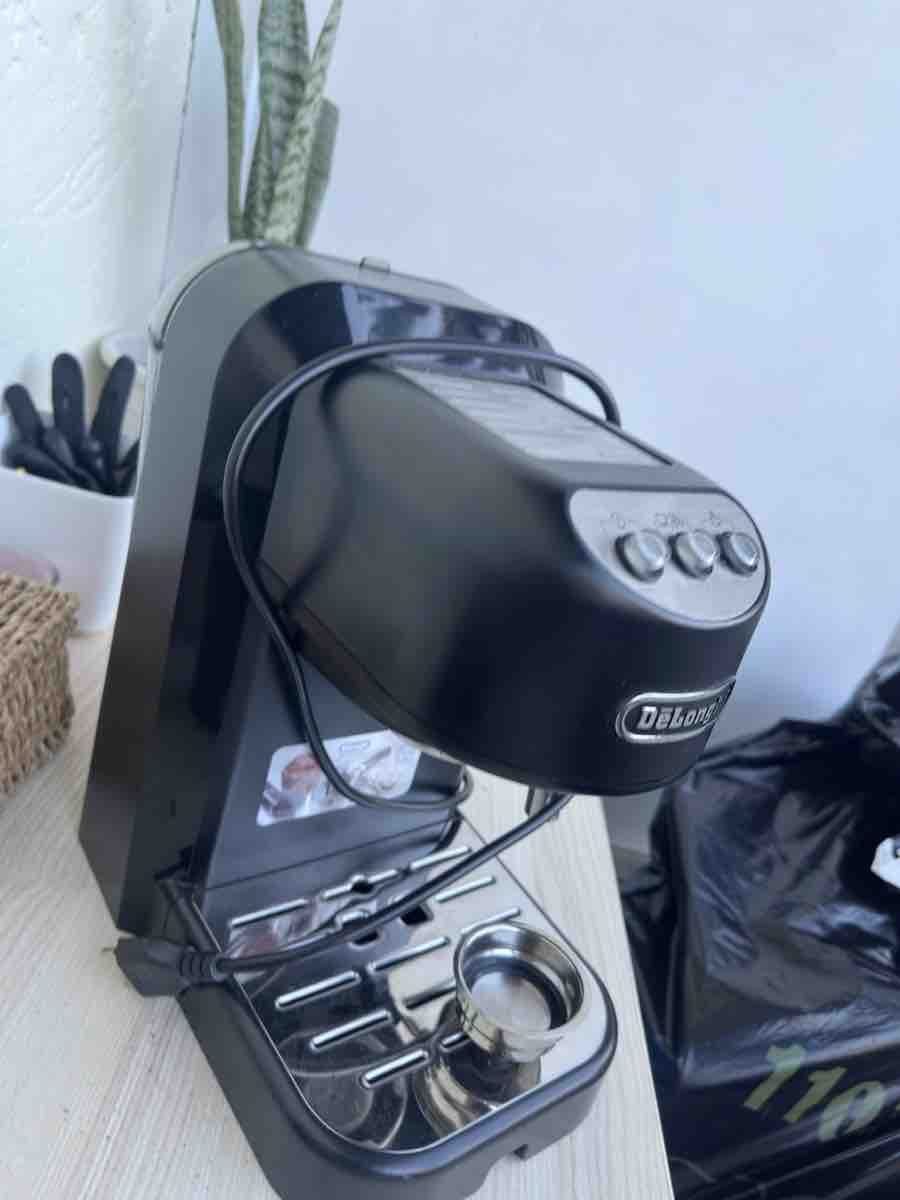 De'Longhi Macchine per caffè & Macchine per espresso: DeLonghi Espresso Machine black used condition – Usato da Wil SG venduto da Tania_schwarzen94
