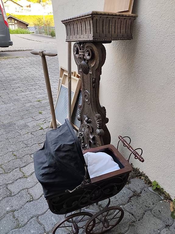 Carrozzine per bambole: Antik Konsolentisch Waschrett Kinderwagen – Usato da Flüelen venduto da Siro3 1