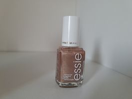 Essie Nagellack "Call Your Bluff" 