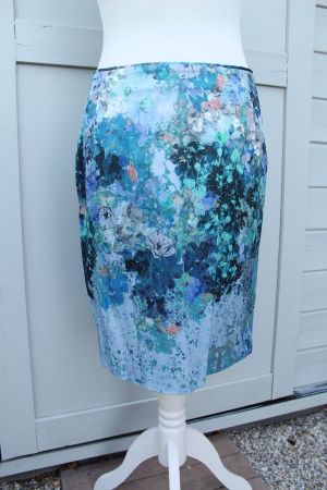 Jupe bleu motifs floraux marque H&M, taille 40, NEUF