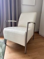 Weisser Ledersessel mit hoher Lehne