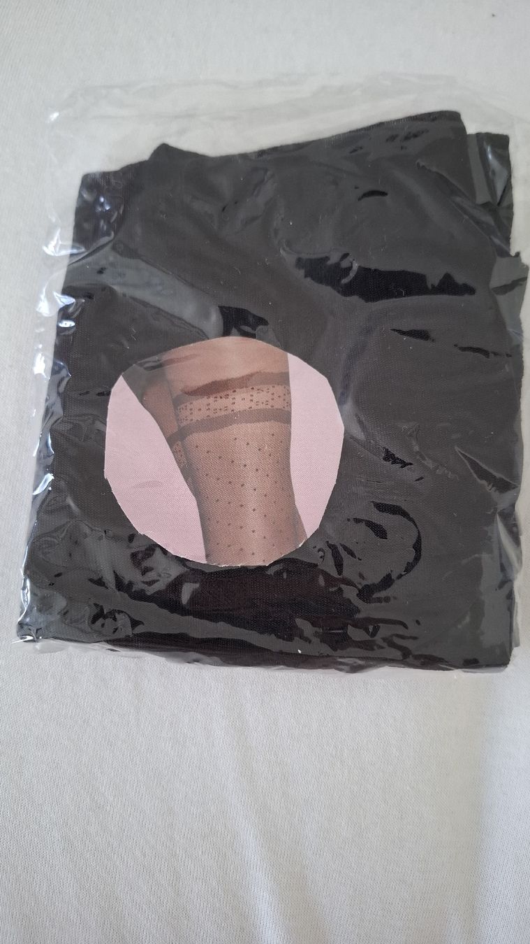 Strümpfe & Strumpfhosen: Neu! Schwarze Strumpfhose mit Punktmuster. – Neu und originalverpackt aus Rotkreuz von PrelovedPicks