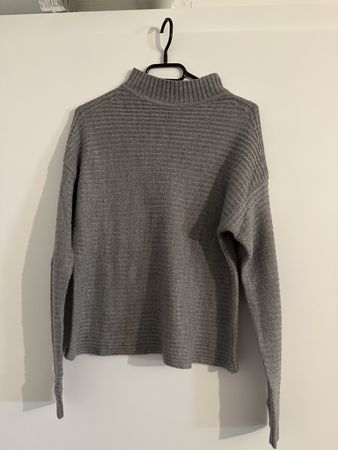 Grauer Strickpullover mit Rollkragen, Grösse S