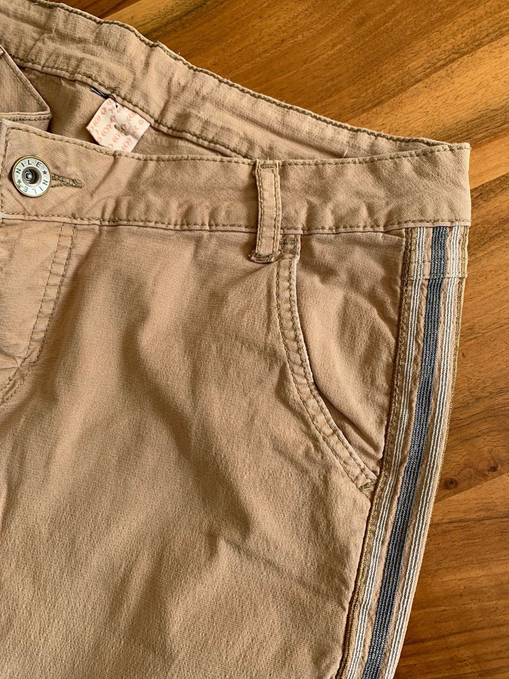 Nile Hosen: NILE raffinierte hellbraune Hose mit Streifen seitlich Gr S – Gebraucht aus Meiringen von Sheyene 1