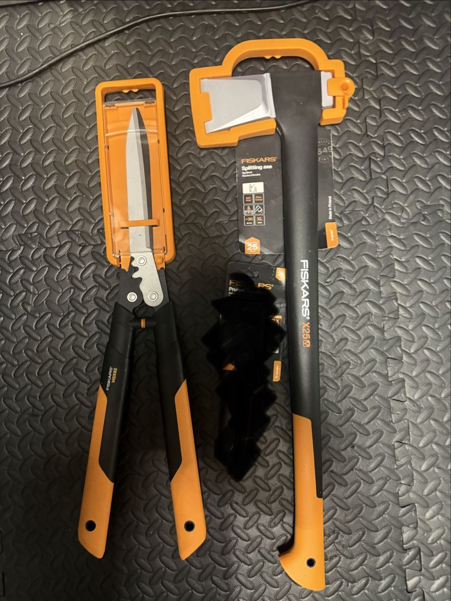 Fiskars Tutti gli attrezzi: NEW Fiskars splitting axe and hedge shear – Nuovo e nell'imballaggio originale da Genolier venduto da fan_6jww